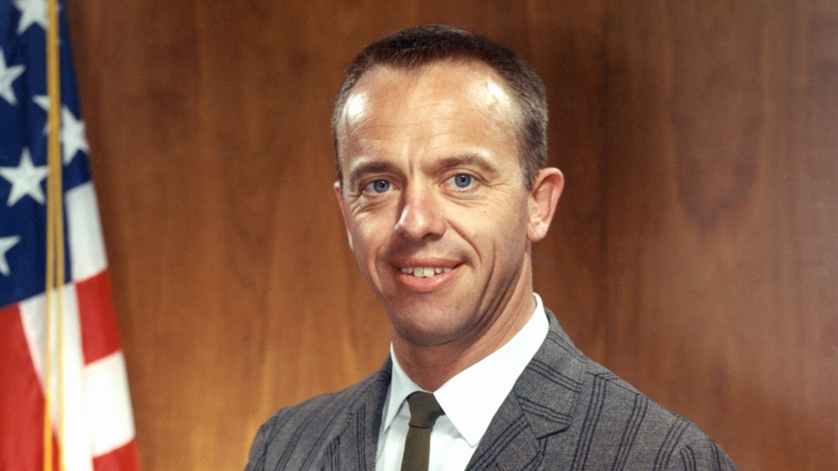 Landscape crop of Alan Shepard, keeping the detected face